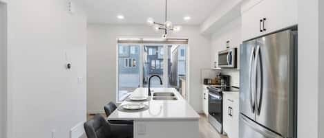 Kühlschrank, Mikrowelle, Ofen, Herdplatte