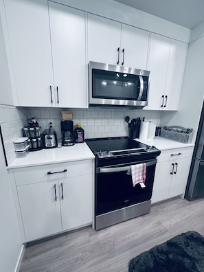 Refrigerador, microondas, horno y parrilla de estufa