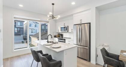 Enjoy Pool, Ping Pong and board games. Sleeps 11. Family and pet friendly.