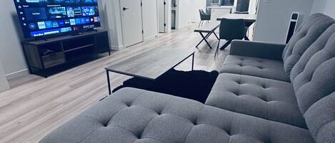 Smart TV, mesa de ping pong, libros