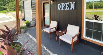 CABIN #2 Luxury cabin with fitness room, pool & AC in serene Point Blank