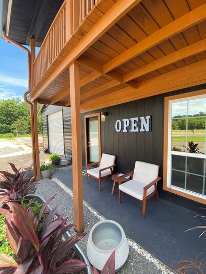 CABIN #2 Luxury cabin with fitness room, pool & AC in serene Point Blank