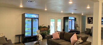 Luxury cabin with fitness room, pool & AC in serene Point Blank