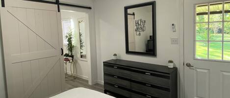 1 غرفة نوم ومكواة/لوح كي وواي فاي وملاءات أسرّة