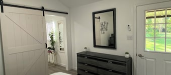 Luxury cabin with fitness room, pool & AC in serene Point Blank