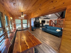 TV, DVD player, books, video library - Large private & beautiful home on Lake Ouachita - Perfect for large gatherings! (Mount Ida)