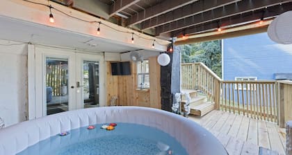 Cozy unique space in serene West Homestead with sauna and outdoor hot tub.