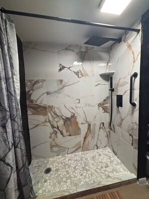 Een douche, een haardroger, handdoeken, zeep