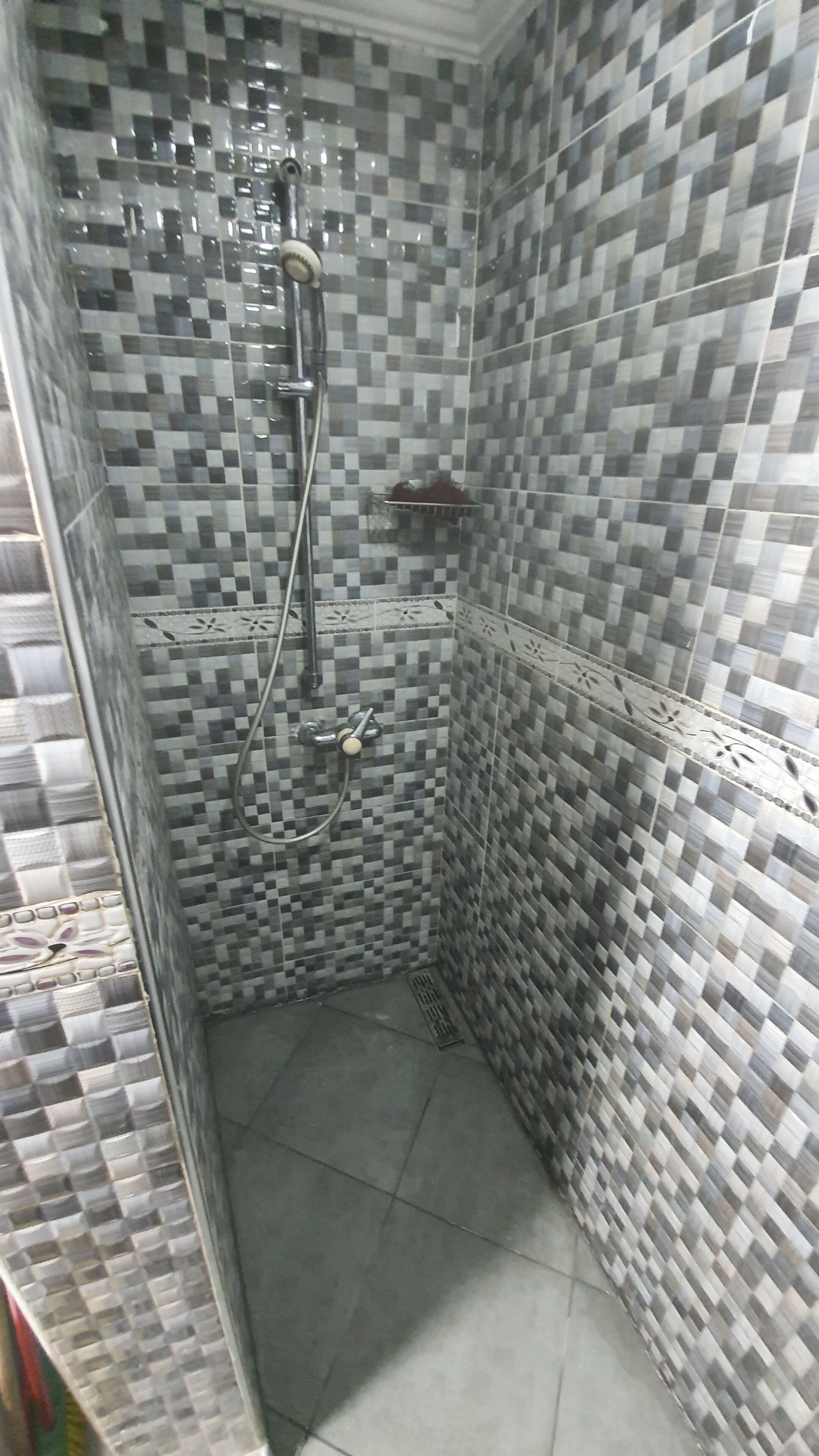 Secadora de cabello, toallas, jabón, papel de baño 