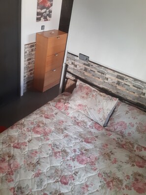 1 chambre, fer et planche Ă repasser, accĂšs Internet, draps fournis