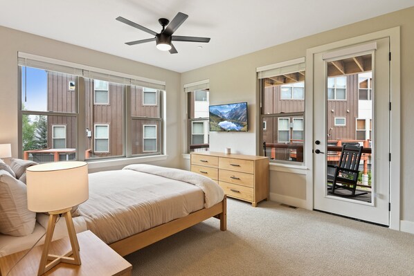 4 quartos, escrivaninha, ferros/tábuas de passar roupa, berço de viagem