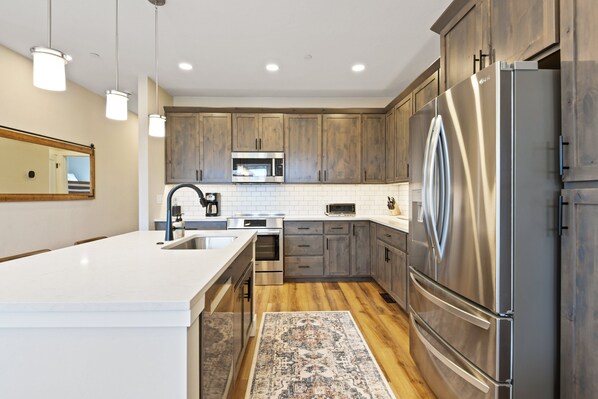 Kylskåp, mikrovågsugn, ugn och spishäll