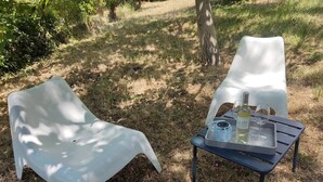 Two white plastic chairs and a small table with a bottle and glasses. - Lovely country T2 near town center! (Aix-en-Provence)