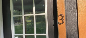 Cozy cabin in nice Point Blank with fitness room, pool & AC