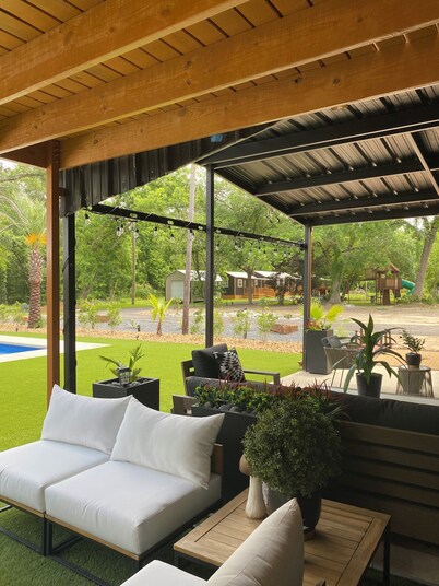 Cozy cabin in nice Point Blank with fitness room, pool &  AC