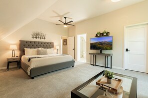5 bedrooms, desk, free WiFi, bed sheets - 2 Luxe Townhomes Private Hot Tub – Walk to Main Street & Town Lift. On Shuttle Route, Free Parking (Park City)
