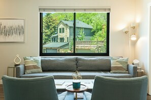 TV connectée, cheminée, baby-foot, espaces bureaux