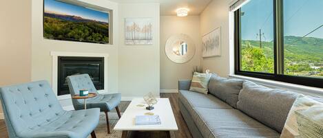 Smart TV, chimenea, futbolito y oficina