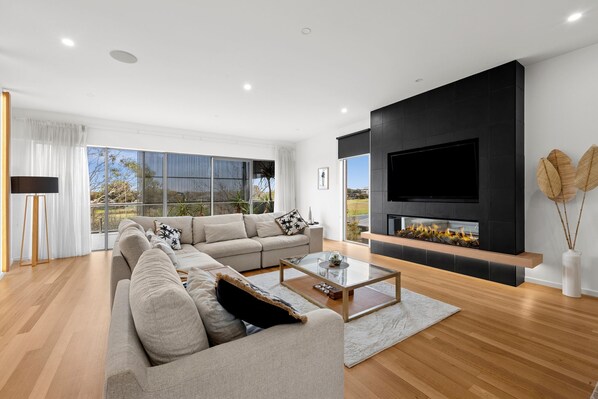 Télévision, cheminée