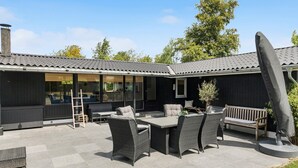 Outdoor dining - Stunning home in Væggerløse with WiFi (Væggerløse)