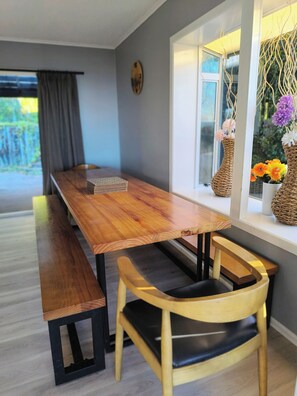 Dining - Mountain Lakeview & Close to Rotorua CBD & 6 bedrooms & Game machine & Renovated (Rotorua)