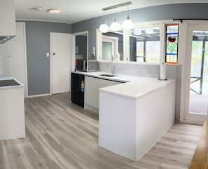 Réfrigérateur, micro-ondes, four, plaque de cuisson