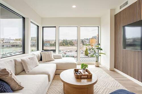 1025 Luxe • 2BR • Waterfront District • Close to Downtown & WWU