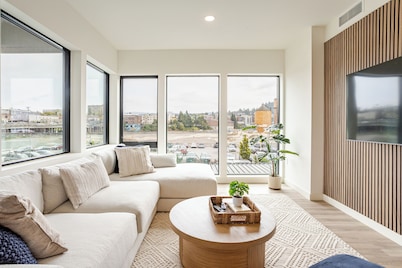 1025 Luxe • 2BR • Waterfront District • Close to Downtown & WWU