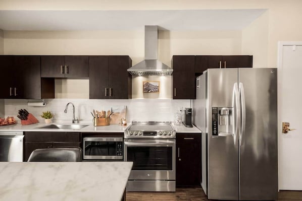 Kühlschrank, Mikrowelle, Ofen, Herdplatte