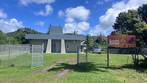 Un bâtiment portant une enseigne indiquant « Sunset Retreat ».