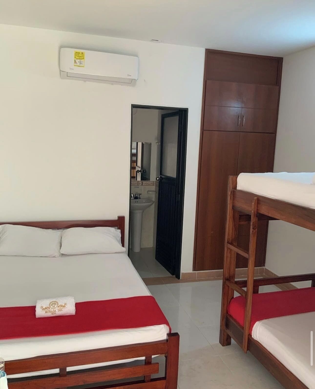 Familieværelse - flere senge - aircondition | Gratis Wi-Fi