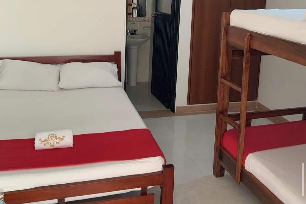 Chambre Familiale, plusieurs lits, climatisation | Wi-Fi gratuit