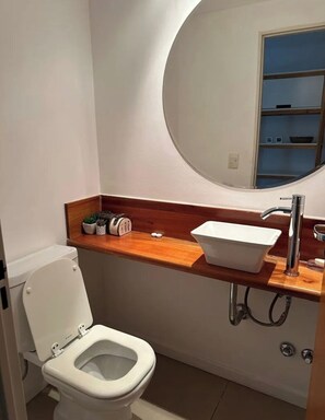 Basic Apartment, City View | Bathroom