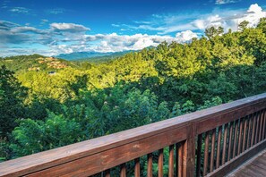 Property grounds - Fireside Waterfall Vibes, Hot Tub Soaks, Movie Nights & Games Galore Near Ober Mountain - Moonstruck (Gatlinburg)
