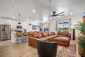 TV connectée, jeux vidéo, table de tennis de table, livres