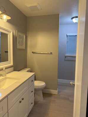 淋浴设施、吹风机、毛巾、肥皂