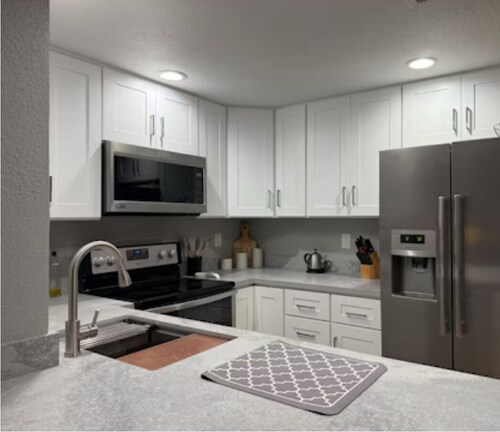 Charming 2-bedroom house with AC in Modesto