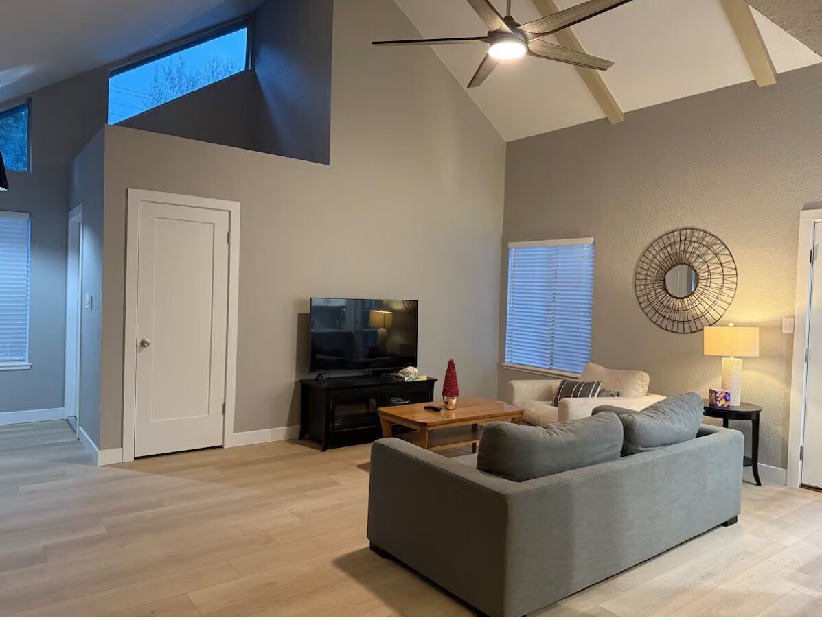 Televisión y chimenea 