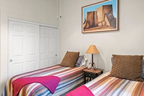 2 chambres, fer et planche à repasser, Wi-Fi, draps fournis