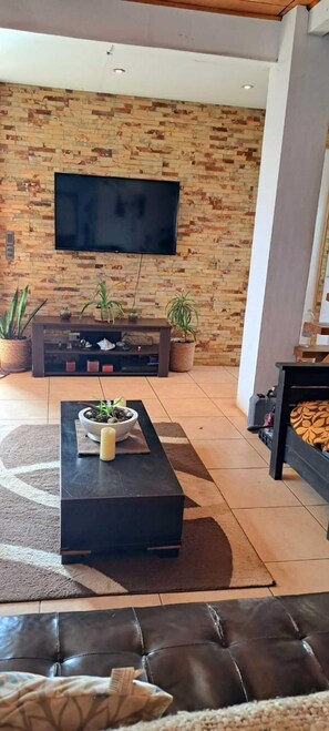 Maison Familiale, 3 chambres, 2 salles de bains, vue partielle sur l'océan | Coin séjour