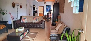Nhà dành cho gia đình, 3 phòng ngủ, 2 phòng tắm, quang cảnh một góc biển | Khu phòng khách | TV màn hình phẳng 55-inch có truyền hình kỹ thuật số, Netflix 