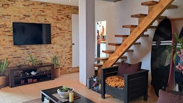 Rumah Keluarga, 3 kamar tidur, 2 kamar mandi, pemandangan laut sebagian | Area keluarga | Televisi layar datar 55-inci dengan saluran TV digital dan Netflix