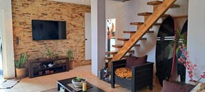 Nhà dành cho gia đình, 3 phòng ngủ, 2 phòng tắm, quang cảnh một góc biển | Khu phòng khách | TV màn hình phẳng 55-inch có truyền hình kỹ thuật số, Netflix 