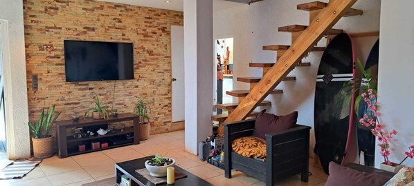 Family House, 3 Bedrooms, 2 Bathrooms, Partial Ocean View | Living area