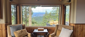 Spectacular views from cabin in Cle Elum. Hiking, fishing, ATVs, and breweries!