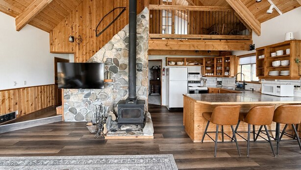 Microwave, oven, stovetop, paper towels - Spectacular views from cabin in Cle Elum. Hiking, fishing, ATVs, and breweries! (Cle Elum)