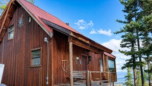 Exterior - Spectacular views from cabin in Cle Elum. Hiking, fishing, ATVs, and breweries! (Cle Elum)