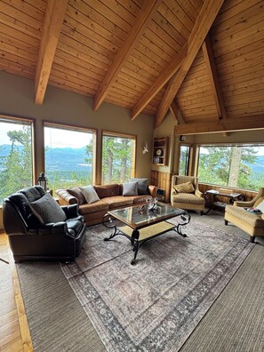 TV, fireplace - Spectacular views from cabin in Cle Elum. Hiking, fishing, ATVs, and breweries! (Cle Elum)