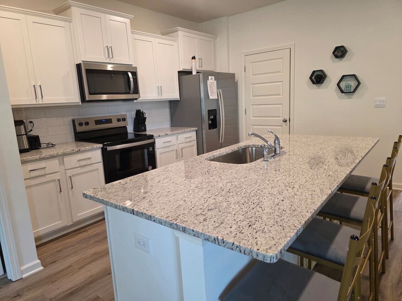 Jääkaappi, mikroaaltouuni, uuni, liesi