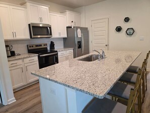 Een koelkast, een microgolfoven, een oven, een kookplaat